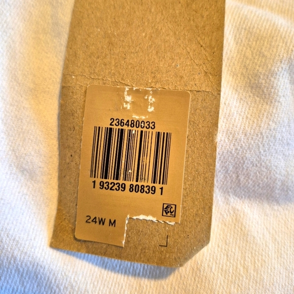 Levi's women's size 24W white classic straight mid rise white jeans, NWT - Picture 3 of 14